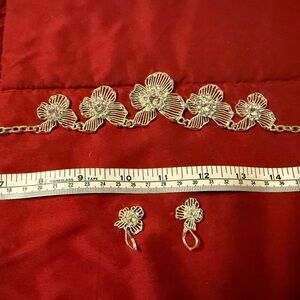 Silver floral necklace with matching earrings picture doesn’t do it justice ❤️